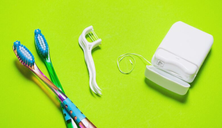 کدام یک مهم تر است: کشیدن نخ دندان یا مسواک زدن؟