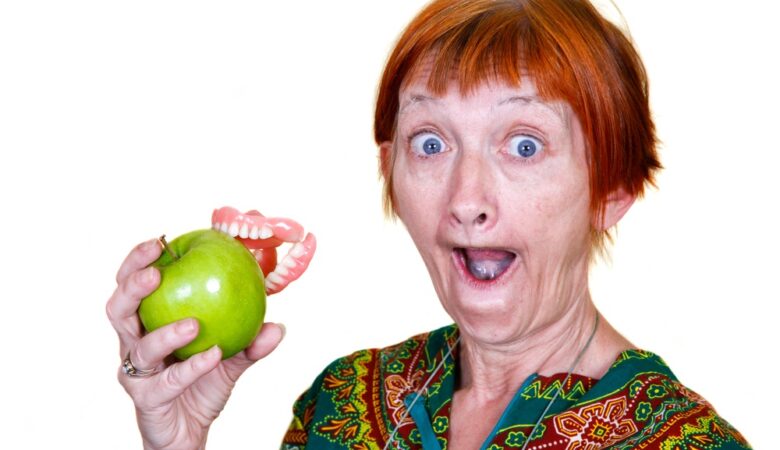 علت لق شدن دندان مصنوعی و نحوه محکم کردن آن