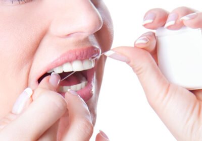 چرا کشیدن نخ دندان بین ونیرهای پرسلنی مهم است؟