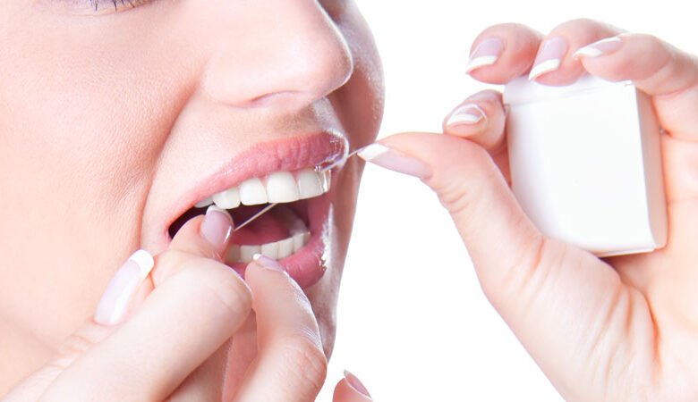 چرا کشیدن نخ دندان بین ونیرهای پرسلنی مهم است؟